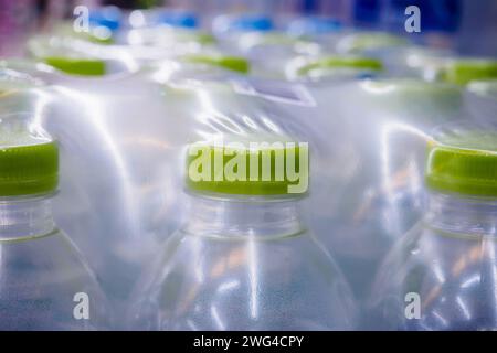 Bouteilles d'eau dans un film plastique Banque D'Images