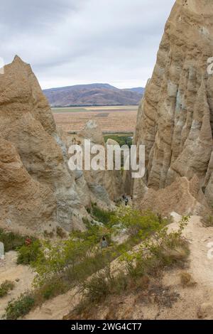 Les Clay Cliffs sont un spectacle saisissant - de hauts pinacles séparés par des ravins étroits. Banque D'Images