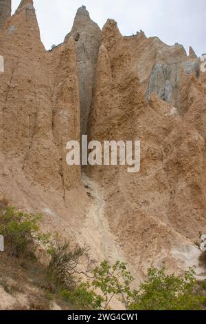 Les Clay Cliffs sont un spectacle saisissant - de hauts pinacles séparés par des ravins étroits. Banque D'Images