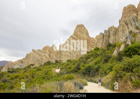 Les Clay Cliffs sont un spectacle saisissant - de hauts pinacles séparés par des ravins étroits. Banque D'Images