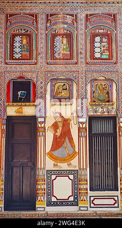 Peinture de femmes dansant et couple royal sur le Musée Dr Ramnath Podar Haveli, Nawalgarh, Rajasthan, Inde. Banque D'Images