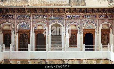 Peintures et portes de Gulab Haveli, Mandawa, Jhunjhunu, Rajasthan, Inde. Banque D'Images