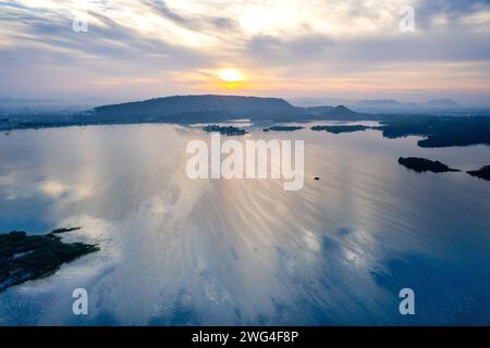 Drone aérien montrant le lever du soleil l'aube crépuscule sur les collines d'aravalli lac pichola fateh sagar et paysage urbain à Udaipur, Chandigarh, Nainital montrant célèbre Banque D'Images