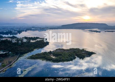 Drone aérien montrant le lever du soleil l'aube crépuscule sur les collines d'aravalli lac pichola fateh sagar et paysage urbain à Udaipur, Chandigarh, Nainital montrant célèbre Banque D'Images