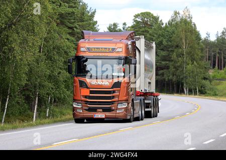 Raasepori, Finlande - 12 juillet 2019 : le camion Scania R580 de nouvelle génération en bronze d'AH Trans Oy transporte un conteneur de liquide chimique sur l'autoroute 25 en Finlande. Banque D'Images