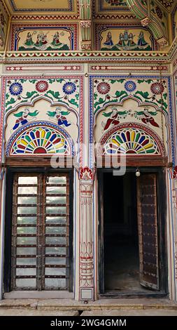 Murs et portes peints de Chokhani double Haveli, Mandawa, Jhunjhunu, Rajasthan, Inde. Banque D'Images