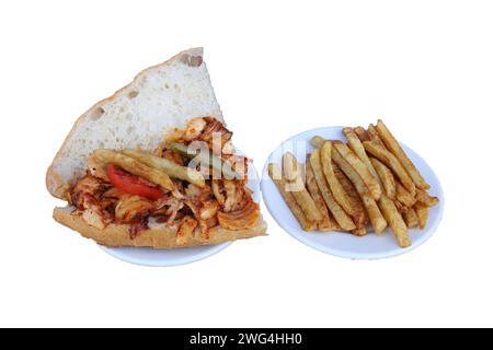 Sandwich poulet doner kebab et frites, isolé sur fond blanc Banque D'Images
