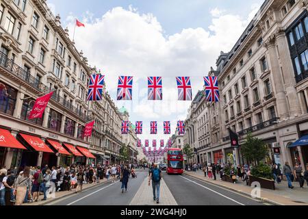 Les drapeaux de l'Union Jack décorent Regent Street à Londres pour célébrer en 2022 le 70e anniversaire de l'avènement de la reine Elizabeth II Banque D'Images