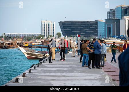 Doha, Qatar - février 02, 2024 : les gens apprécient le temps froid des vacances sur la plage de Corniche Doha Qatar Banque D'Images