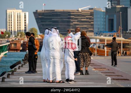 Doha, Qatar - février 02, 2024 : les gens apprécient le temps froid des vacances sur la plage de Corniche Doha Qatar Banque D'Images