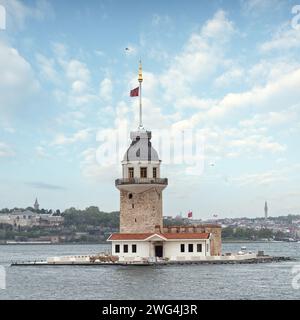 Tour de Maiden, turc : KIZ Kulesi situé dans un petit îlot dans le détroit du Bosphore près de la côte du district d'Uskudar, Istanbul, Turkiye Banque D'Images