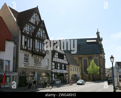 BUCKEBURG, ALLEMAGNE-AVRIL 24,2019:personnes non identifiées parlant sur le trottoir par les vieux bâtiments allemands dans un jour de printemps ensoleillé Banque D'Images