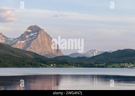 La dernière lumière du jour baigne Agskardet dans un doux rose, comme un fjord silencieux berce le reflet d'un sommet de montagne frappant dans son étreinte calme Banque D'Images