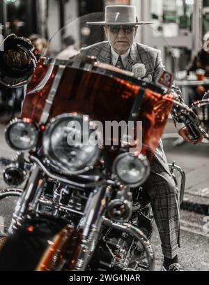 Portrait de l'artiste George Skeggs posant sur une moto à Soho, Londres. Banque D'Images