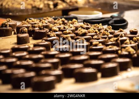 Chocolat et pralines dans des moules pralinés, chocolat DIY fabriqué à la maison à Vienne Banque D'Images