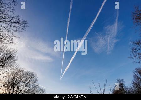 Traînées de vapeur convergentes formant une forme de V dans un ciel bleu au-dessus de Wandsworth Common à Wandsworth, au sud-ouest de Londres SW11, Angleterre Banque D'Images