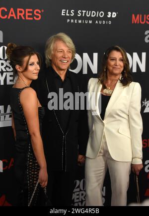 Los Angeles, Californie, États-Unis 2 février 2024 (G-D) Stephanie Rose Bonglovi, la chanteuse/musicienne Jon bon Jovi et Dorothea Hurley assistent au 2024 MusiCares Person of the Year honorant Jon bon Jovi lors du 66e GRAMMY Awards au Convention Center le 2 février 2024 à Los Angeles, Californie, États-Unis. Photo de Barry King/Alamy Live News Banque D'Images