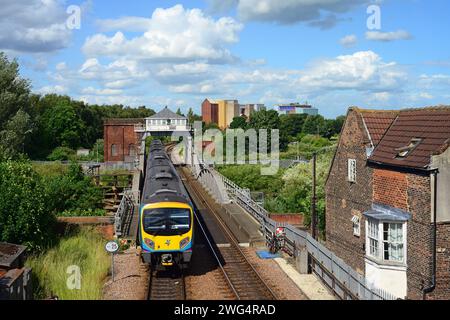trans pennine train express traversant le pont ferroviaire selby construit en 1891 à travers la rivière oouse yorkshire royaume-uni Banque D'Images