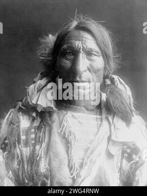 Elk Boy-Oglala, c1907. Elk Boy, Oglala man, portrait demi-longueur, face à l'avant. Banque D'Images