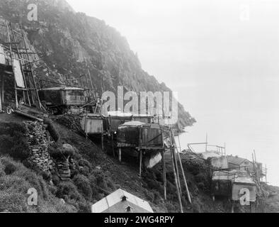 King Island, Alaska, c1929. Habitations de falaise de mer sur des poteaux. Banque D'Images