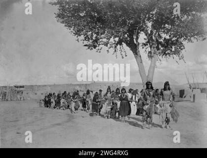 Danse Tablita [D], c1905. Tewa Indians dansant en ligne. Banque D'Images