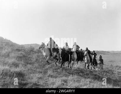 Retour des scouts-Cheyenne, C1910. Indiens Cheyene à cheval. Banque D'Images