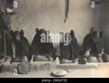 The mealing Trough-Hopi, c1906. La photo montre quatre jeunes femmes indiennes Hopi moudant du grain. Banque D'Images