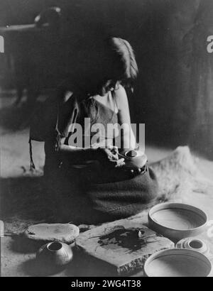 Le potier, c1906. Femme Hopi peignant un petit vaisseau de poterie. Banque D'Images