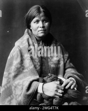 Le fabricant de couvertures - Navaho, c1904. Femme Navajo, portrait en demi-longueur, assise, face à l'avant, tenant le fil, orienté légèrement vers la droite. Banque D'Images