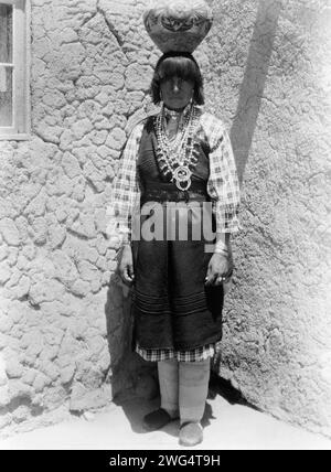 Shuati-SIA. Portrait en pied d'une femme debout, face à l'avant, avec un pot sur la tête, c1926. Banque D'Images