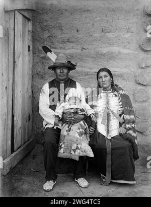 Yellow Bone Woman, 1908, c1908. Famille indienne : femme et homme en robe indigène tenant bébé. Banque D'Images