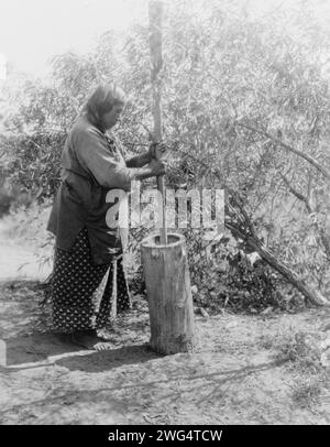 Mortier de Wichita, c1927. Wichita femme utilisant mortier et pilon. Banque D'Images