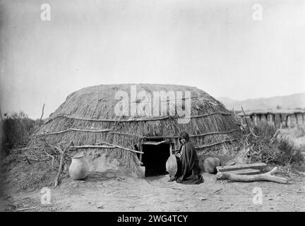 Pima ki (maison primitive), Pima, Arizona], 1907, c1907. Montre la structure faite de flèche et de terre, et la femme assise près de la porte. Banque D'Images