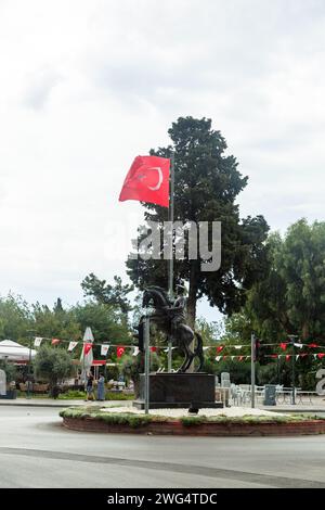 Kemer, Turquie - 01 octobre 2023 : monument avec un cavalier sur un cheval et un drapeau turc. Éditorial. Banque D'Images