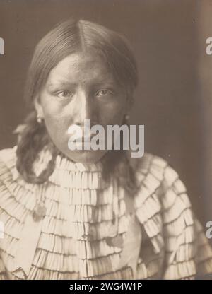 Fille de Big Road, 1907 ans. La photographie montre le portrait tête et épaules de la fille de Big Road, portant des vêtements traditionnels, face à l'avant. Banque D'Images