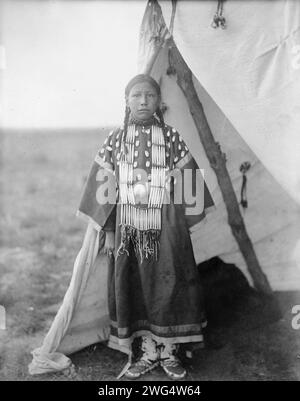 Rosa lame Dog, c1905. Femme Dakota debout à la porte de tipi. Banque D'Images