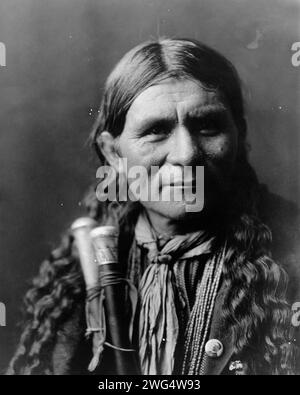 Un homme de Santa Clara (Frost Moving), c1905. Oyegi-a YE (Frost Moving), un Indien Tewa Pueblo, portrait tête et épaules, face à face. Banque D'Images