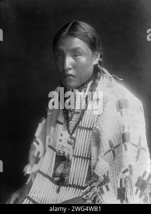 Femme wapiti rouge, c1907. Portrait en demi-longueur d'une femme Dakota. Banque D'Images