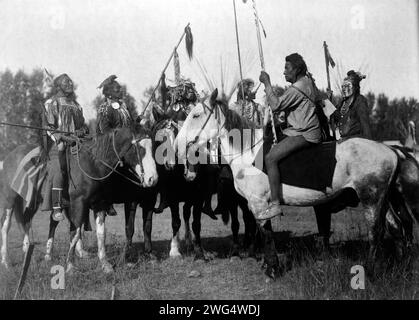 Conseil de guerre, c1908. Six Indiens Crow en pleine régalia, à cheval, Montana.sitting Elk, Medicine Crow, spectacles de poissons, Wolf, deux sifflets Banque D'Images