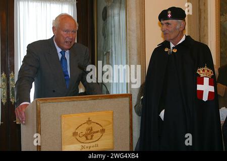 ©ROBERTO MONALDO/LAPRESSE 16-03-2003 NAPOLI INTERNI RIENTRO SAVOIA IN ITALIA NELLA FOTO VITTORIO EMANUELE AL CAFFE' GAMBRINUS Banque D'Images