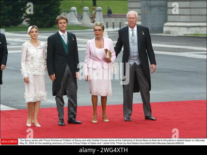 La famille savoyarde avec le prince Emmanuel Philibert de Savoie et la femme Clotilde Courau arrive à la cathédrale de Santa Maria la Real de la Almudena à Madrid-Espagne le samedi 22 mai 2004 pour la cérémonie de mariage du prince héritier Felipe d'Espagne et de Letizia Ortiz. Photo d'Abd Rabbo-Hounsfield-Klein-Mousse-Zabulon/ABACA. Banque D'Images