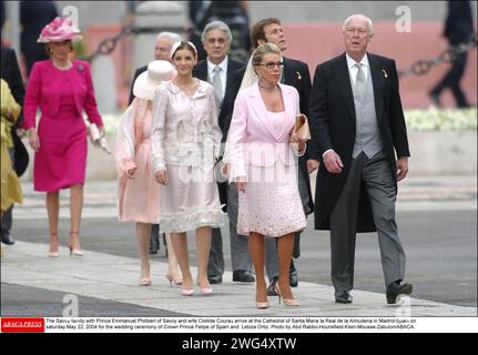 La famille savoyarde avec le prince Emmanuel Philibert de Savoie et la femme Clotilde Courau arrive à la cathédrale de Santa Maria la Real de la Almudena à Madrid-Espagne le samedi 22 mai 2004 pour la cérémonie de mariage du prince héritier Felipe d'Espagne et de Letizia Ortiz. Photo d'Abd Rabbo-Hounsfield-Klein-Mousse-Zabulon/ABACA. Banque D'Images