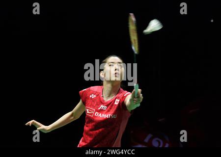 Bangkok, Thaïlande. 3 février 2024. La japonaise Ohori Aya retourne un tir à la thaïlandaise Busanan Ongbamrungphan lors de la demi-finale féminine du tournoi de badminton Thailand Masters 2024 à Bangkok, Thaïlande, le 3 février 2024. Crédit : Rachen Sageamsak/Xinhua/Alamy Live News Banque D'Images