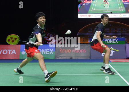 Bangkok, Thaïlande. 3 février 2024. Les Chinois He Jiting (L)/Ren Xiangyu s'affrontent aux Indonésiens Muhammad Shohibul Fikri/Bagas Maulana lors du tournoi de badminton Thailand Masters 2024 à Bangkok, Thaïlande, le 3 février 2024. Crédit : Rachen Sageamsak/Xinhua/Alamy Live News Banque D'Images