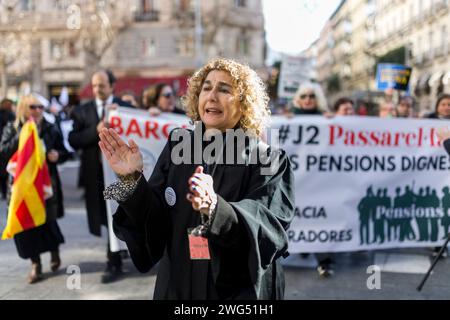 Madrid, Madrid, Espagne. 3 février 2024. Avocats et avocats de différentes associations et groupes en Espagne, avec des banderoles et des robes, lors d'une manifestation dans les rues principales de Madrid, réclamant une retraite équitable et exigeant un service d'aide juridique digne. (Image de crédit : © Luis Soto/ZUMA Press Wire) USAGE ÉDITORIAL SEULEMENT! Non destiné à UN USAGE commercial ! Banque D'Images