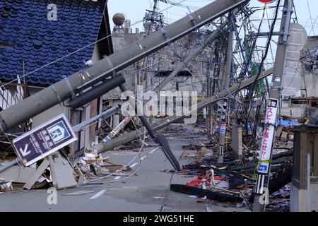 La rue Asaichi (ville de Wajima, préfecture d'Ishikawa), un mois après avoir été détruite par un incendie lors du tremblement de terre de la péninsule de Noto. La ville est dans un état de dévastation, avec des poteaux électriques abattus. Un tremblement de terre de magnitude 7,6 a frappé le centre du Japon le jour du nouvel an. Un mois s'est écoulé depuis le tremblement de terre de la péninsule de Noto, et la scène est toujours aussi tragique qu'elle l'était immédiatement après la catastrophe. Le marché de Wajima Asaichi dans le centre de la ville de Wajima, préfecture d'Ishikawa, a été détruit par un incendie massif qui s'est propagé à plus de 200 bâtiments et a détruit toute la zone. Banque D'Images