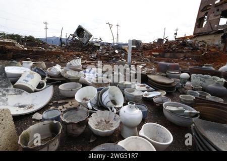 La rue Asaichi (ville de Wajima, préfecture d'Ishikawa), un mois après avoir été détruite par un incendie lors du tremblement de terre de la péninsule de Noto. Des bols, des petites assiettes et d'autres articles de table remplis de souvenirs ont été trouvés. Un tremblement de terre de magnitude 7,6 a frappé le centre du Japon le jour du nouvel an. Un mois s'est écoulé depuis le tremblement de terre de la péninsule de Noto, et la scène est toujours aussi tragique qu'elle l'était immédiatement après la catastrophe. Le marché de Wajima Asaichi dans le centre de la ville de Wajima, préfecture d'Ishikawa, a été détruit par un incendie massif qui s'est propagé à plus de 200 bâtiments et a détruit toute la zone. (Photo Banque D'Images