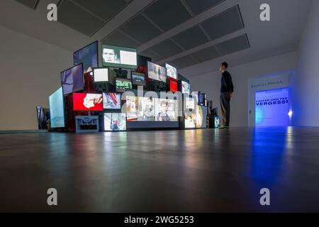 Gagosian, Grosvenor Hill, Londres, Royaume-Uni. 1 février 2024. Tout ce dont j'ai besoin, c'est d'un peu de tout : des œuvres vidéo, néons et textes de Douglas Gordon seront exposées dans une nouvelle exposition personnelle à Gagosian Grosvenor Hill du 1 février au 16 mars 2024. Image : 'presque tous les films et vidéos fonctionnent depuis 1992 jusqu'à présent...'. Crédit : Malcolm Park/Alamy Banque D'Images