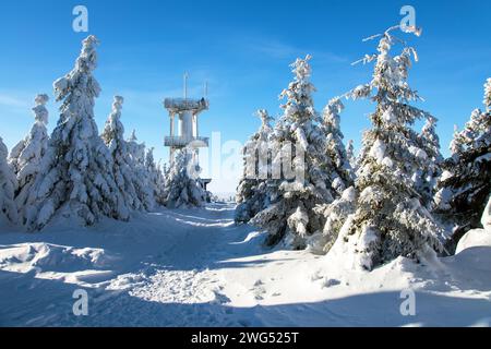 Smrk montagne et tour d'observation au sommet, paysage d'hiver des montagnes Jizera dans Jizerske hory locale, République tchèque Banque D'Images