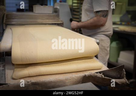 Deutschland 31. Janvier 2024 : In der Backstube eines Bäckers wird der Teig für einen Butterkuchen vorbereitet. Landkreis Osnabrück Niedersachsen *** Allemagne 31 janvier 2024 dans la boulangerie d'un boulanger, la pâte pour un gâteau au beurre est en cours de préparation District de Osnabrück Basse-Saxe Copyright : xFotostandx/xGelhotx Banque D'Images